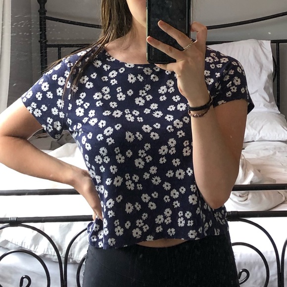 It is dark blue cropped floral t-shirt. - Picture 3 of 4
